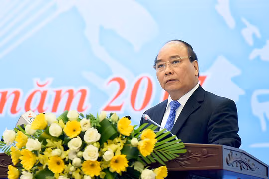 Thủ tướng Nguyễn Xuân Phúc dự và phát biểu tại Hội nghị trực tuyến tổng kết công tác năm 2016 và triển khai nhiệm vụ năm 2017 ngành công thương. 