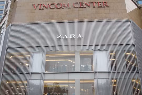 Sáng 9/11, cửa hàng Zara đầu tiên tại Hà Nội bắt đầu mở cửa đón khách. Ảnh: Trần Huyền