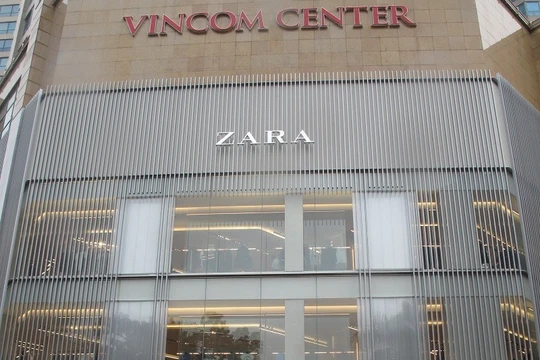 Sáng 9/11, cửa hàng Zara đầu tiên tại Hà Nội bắt đầu mở cửa đón khách. Ảnh: Trần Huyền