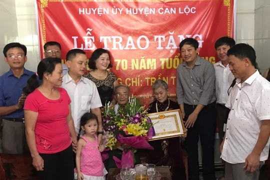 Bà Trần Thị Quỳ trong Lễ đón nhận "Huy hiệu 70 năm tuổi Đảng". Ảnh: Quang Trần.
