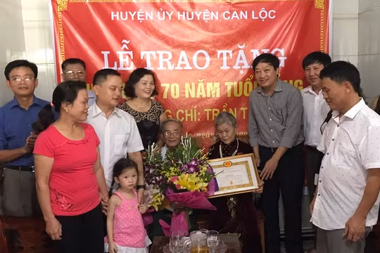 Bà Trần Thị Quỳ trong Lễ đón nhận "Huy hiệu 70 năm tuổi Đảng". Ảnh: Quang Trần.