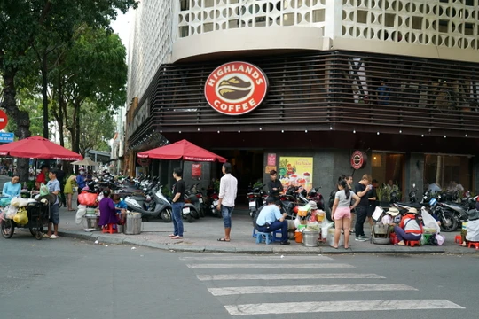 Quán lớn, quán nhỏ chiếm trọn vỉa hè ở góc Huỳnh Thúc Kháng và Pasteur Q.1, TP.HCM. Ảnh minh hoạ: Internet
