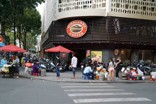Quán lớn, quán nhỏ chiếm trọn vỉa hè ở góc Huỳnh Thúc Kháng và Pasteur Q.1, TP.HCM. Ảnh minh hoạ: Internet