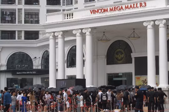 Hàng ngàn bạn trẻ xếp hàng đứng đợi để vào store H&M. Ảnh: Trần Huyền