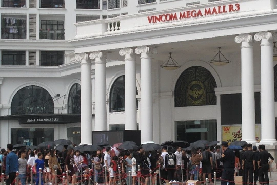 Hàng ngàn bạn trẻ xếp hàng đứng đợi để vào store H&M. Ảnh: Trần Huyền