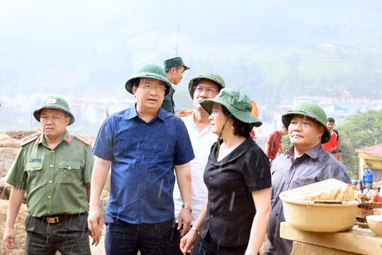 Lãnh đạo Chính phủ cùng Bí thư tỉnh uỷ Yên Bái Phạm Thị Thanh Trà chỉ đạo công tác cứu hộ tại hiện trường. Nguồn Dân trí