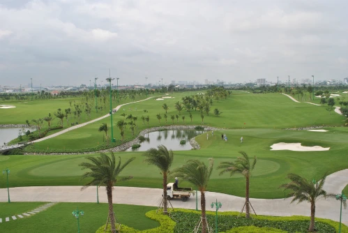 Sân golf Tân Sơn Nhất đang đứng trước áp lực thu hồi đất để phục vụ kế hoạch mở rộng sân bay đang quá tải. Ảnh: Mạnh Tùng 