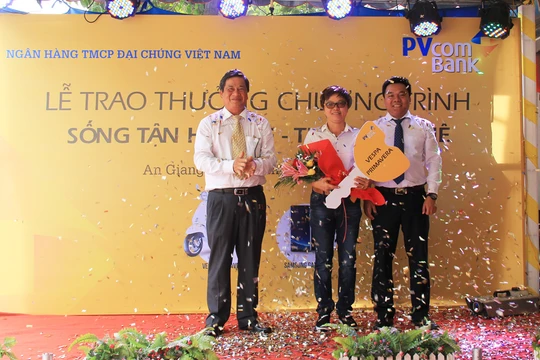 Chị Lê Thị Ánh Hồng trúng giải xe máy Vespa Primavera