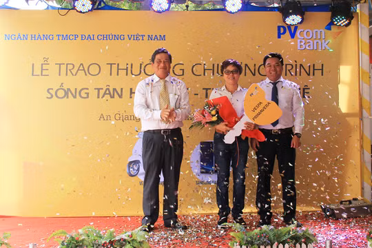 Chị Lê Thị Ánh Hồng trúng giải xe máy Vespa Primavera