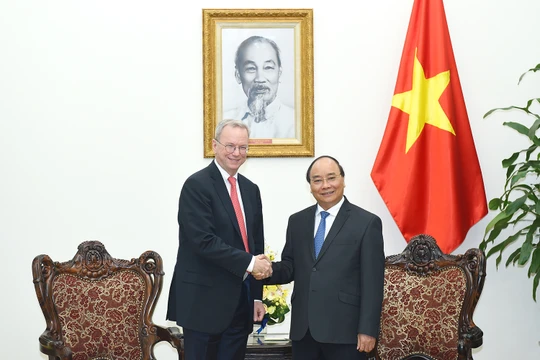 Thủ tướng Nguyễn Xuân Phúc tiếp ông Eric Schmidt, Chủ tịch điều hành Tập đoàn Alphabet (công ty mẹ của Google). Ảnh: VGP/Quang Hiếu