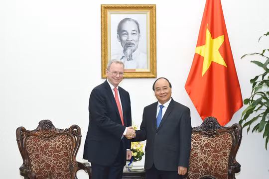 Thủ tướng Nguyễn Xuân Phúc tiếp ông Eric Schmidt, Chủ tịch điều hành Tập đoàn Alphabet (công ty mẹ của Google). Ảnh: VGP/Quang Hiếu