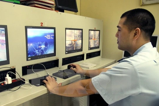 Kiểm tra hành lý bằng hệ thống camera giám sát. (Ảnh: Hoàng Hùng/TTXVN) 