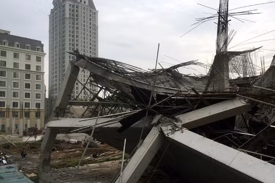 Khoảng 500 m2 Trường mầm non Vườn Xanh bị sụp đổ (Ảnh: Tiến Nguyên/Dân trí) 