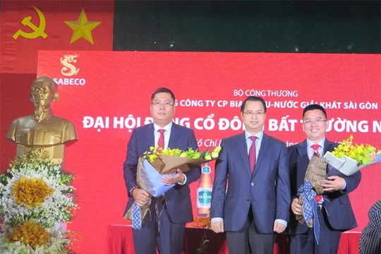 Ông Nguyễn Thành Nam - Tân Tổng Giám đốc Sabeco (người đứng ngoài cùng bên trái) - Nguồn: Internet