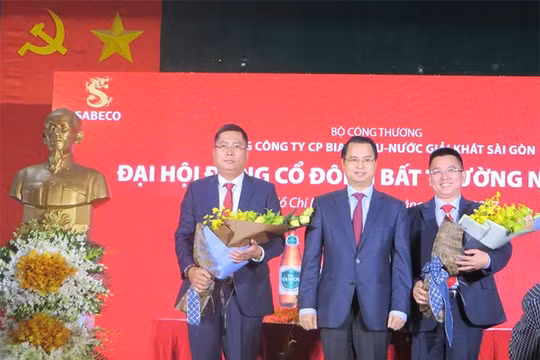 Ông Nguyễn Thành Nam - Tân Tổng Giám đốc Sabeco (người đứng ngoài cùng bên trái) - Nguồn: Internet