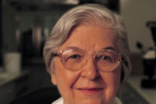 Ảnh bà Kwolek và chiếc áo chống đạn làm từ vật liệu Kevlar