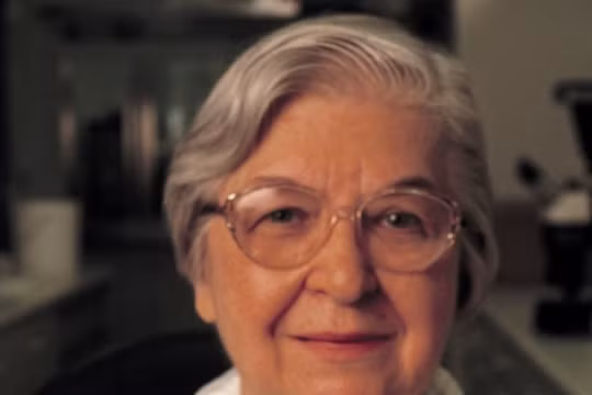 Ảnh bà Kwolek và chiếc áo chống đạn làm từ vật liệu Kevlar