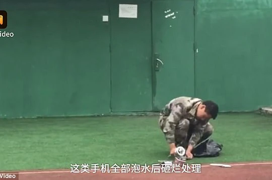 Trường học tại Trung Quốc tịch thu và đập điện thoại của học sinh