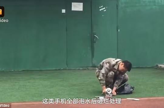 Trường học tại Trung Quốc tịch thu và đập điện thoại của học sinh