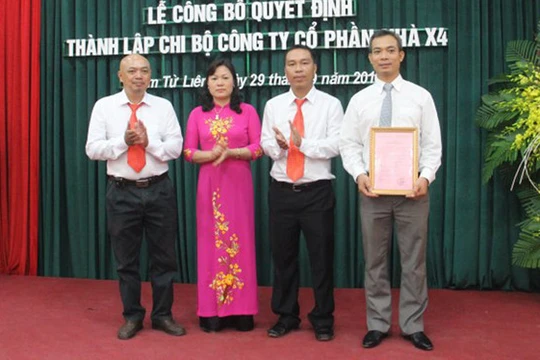 Bà Nguyễn Thị Thuận (áo đỏ) khi còn đương chức. Ảnh Nam Anh/Thanh niên