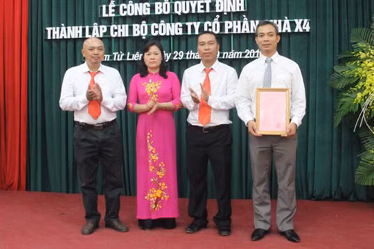 Bà Nguyễn Thị Thuận (áo đỏ) khi còn đương chức. Ảnh Nam Anh/Thanh niên