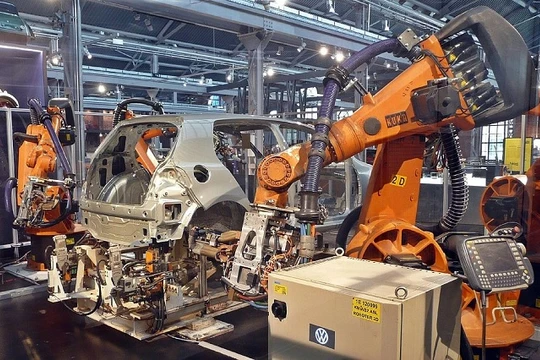 Theo tính toán của nhà máy Điện tử Amberg Simens (Đức), máy móc và máy tính xử lý tới 75% của chuỗi giá trị sản phẩm, con người chỉ chịu trách nhiệm khâu phát triển sản phẩm và khởi động quá trình. Ảnh minh hoạ: Internet