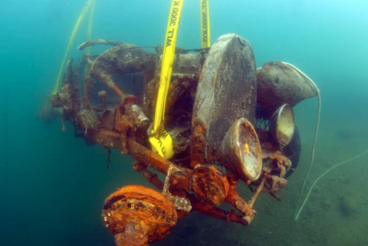 Chính quyền Thụy Sĩ đẩy chiếc Bugatti xuống hồ vì chủ sở hữu không đủ tiền đóng thuế nhập khẩu. Ảnh: Thevintagenews.