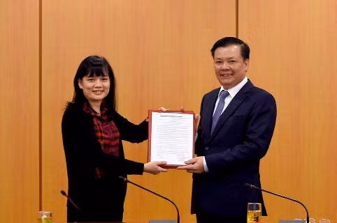 Bộ trưởng Đinh Tiến Dũng trao quyết định cho bà Phan Thị Thu Hiền - (Ảnh VGP)