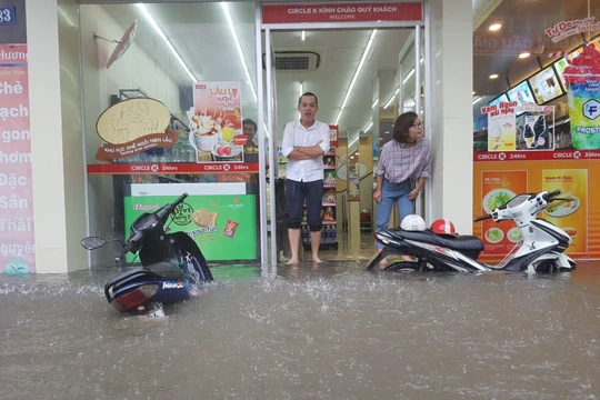 Phố Phan Văn Trường (quận Cầu Giấy) là một trong những nơi bị ngập rất sâu sáng 17/7.