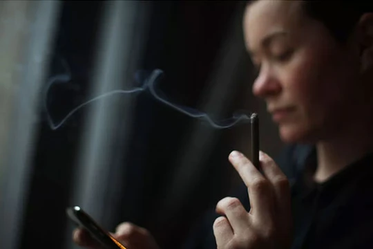 Có 18,4% người dùng điện thoại di động hiện đang có thói quen hút thuốc
