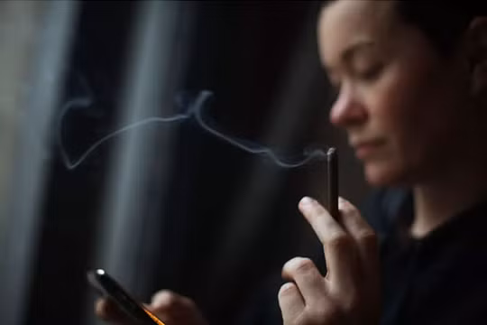 Có 18,4% người dùng điện thoại di động hiện đang có thói quen hút thuốc