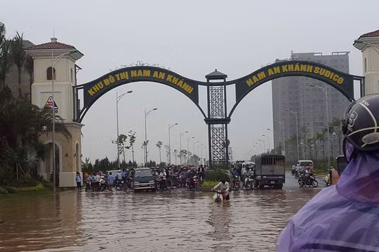 Nhiều khu đô thị chìm trong biển nước sau cơn mưa lớn ở Hà Nội.Ảnh Tri thức trẻ