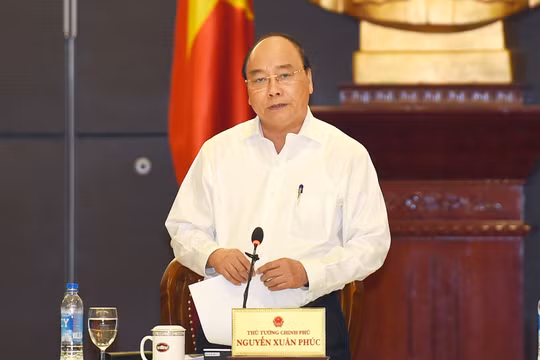 Thủ tướng Nguyễn Xuân Phúc làm việc với lãnh đạo các bộ, ngành xử lý các kiến nghị của doanh nghiệp.