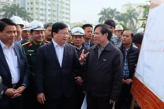 Phó Thủ tướng Trịnh Đình Dũng nói, “với tư cách quản lý nhà nước, không thể nói chẳng vấn đề gì đâu mà phải khẳng định là có an toàn không” - Ảnh: Xuân Long - Tuổi trẻ