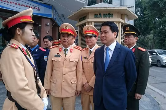 Chủ tịch Nguyễn Đức Chung đề nghị Phòng CSGT Hà Nội tăng cường chống ùn tắc dịp lễ hội đầu xuân. Ảnh: PC67.