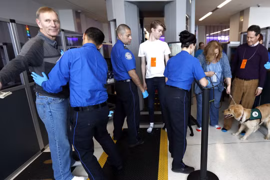 Du khách vào Mỹ sẽ phải chia sẻ liên lạc trên điện thoại, chia sẻ mật khẩu email và mạng xã hội?