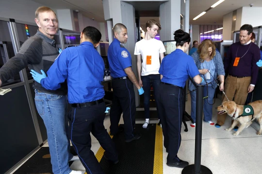 Du khách vào Mỹ sẽ phải chia sẻ liên lạc trên điện thoại, chia sẻ mật khẩu email và mạng xã hội?