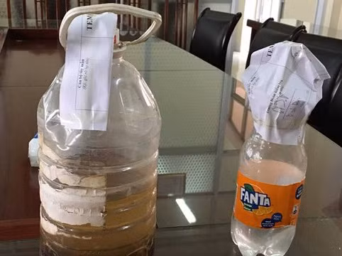 Mẫu rượu ngâm quả khô và mẫu rượu trắng thu được tại gia đình ông Hồi. Nguồn VFA