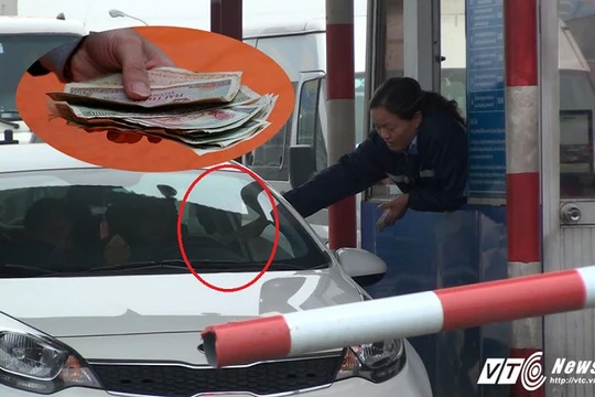 Tài xế dùng tiền lẻ mua vé qua trạm thu phí số 1 quốc lộ 5 sáng 11/12. ​