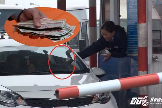 Tài xế dùng tiền lẻ mua vé qua trạm thu phí số 1 quốc lộ 5 sáng 11/12. ​