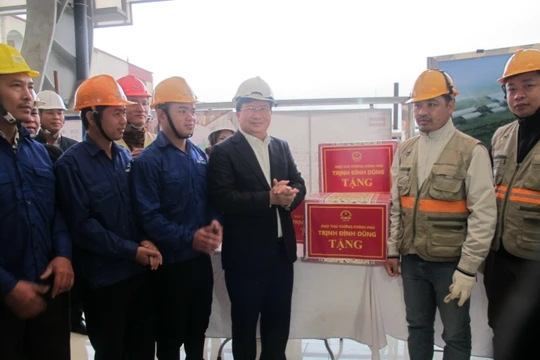 Phó Thủ tướng Trịnh Đình Dũng tặng quà, chúc mừng năm mới, động viên CBCNV các lực lượng trên công trình đường sắt đô thị Cát Linh – Hà Đông