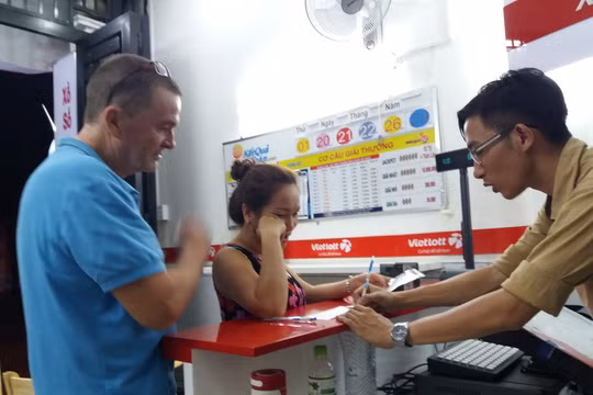 Một du khách nước ngoài chọn mua vé số điện toán
