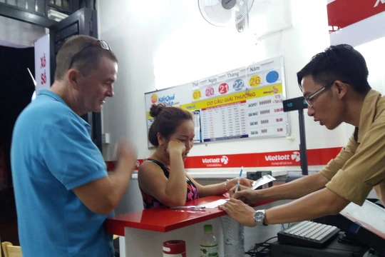 Một du khách nước ngoài chọn mua vé số điện toán