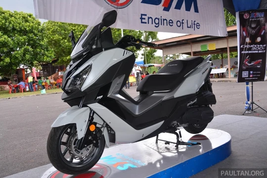 Phân khúc xe tay ga cỡ lớn tại Malaysia vừa đón nhận thêm một thành viên mới là SYM Cruisym 300i 2017. Đây được giới thiệu là mẫu xe mang giá trị tối đa cho người sử dụng, đặc biệt thích hợp với những hành trình dài. 
