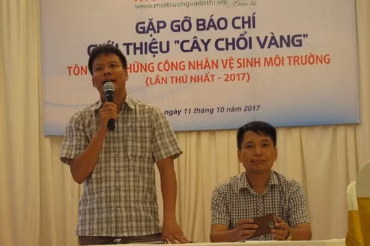 Đại diện ban tổ chức, ông Đồng Xuân Thụ và ông Đặng Vương Hưng phát biểu tại buổi họp báo.