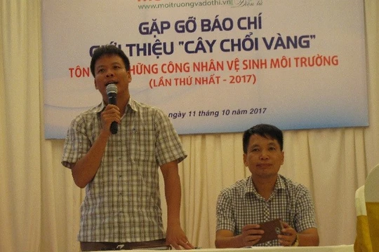 Đại diện ban tổ chức, ông Đồng Xuân Thụ và ông Đặng Vương Hưng phát biểu tại buổi họp báo.