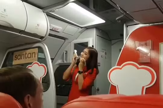 Nữ tiếp viên hát I'm Your tặng khách hàng. Ảnh cắt từ clip