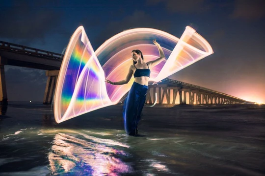 PetaPixel viết rằng một nhiếp ảnh gia có tên là Zach Smidt, trú tại Houston, Texas, đã tự làm một ống bằng cách sử dụng "tấm vải kim loại phản xạ 2 chiều". Nó bao gồm các lá kim loại phản chiếu lên một tấm vải thun trắng.