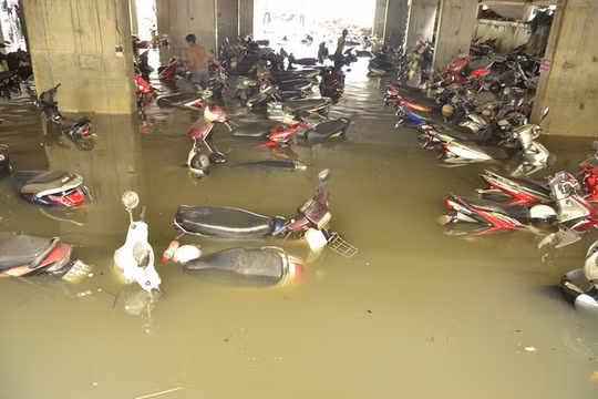 Xe máy ngâm nước trong trận lụt hồi tháng 9/2016