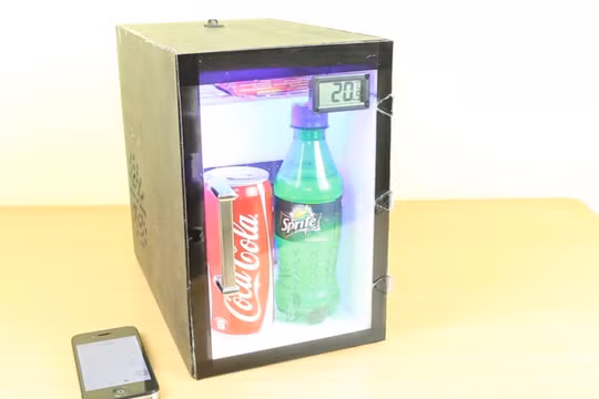 Tủ lạnh mini:Với nhiệt độ hiện nay, cách giải nhiệt nhanh chóng nhất là uống nước giải khác. Ý tưởng về một chiếc tủ lạnh mini, sử dụng động cơ quạt công suất nhỏ với năng lượng từ pin quả là không tệ. Bạn có thể mang nó đi muôn nơi. Nhu cầu về nước uống 